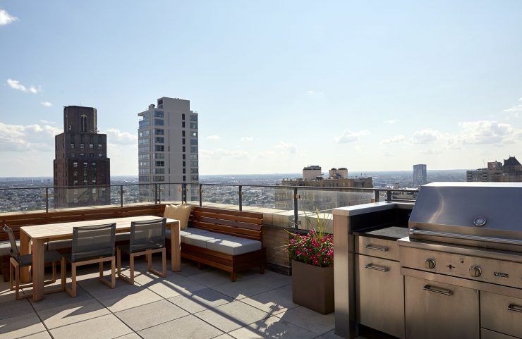 座位区旁边的不锈钢烤架俯瞰费城