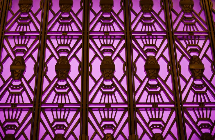 前门的紫色装饰艺术细节 