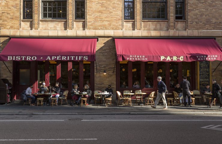 nearby parc restaurant with outdoor seating